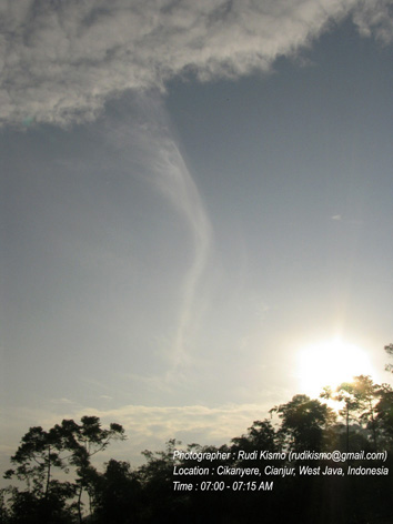 Awan vertikal yang dipercayai banyak orang sebagai awan gempa.