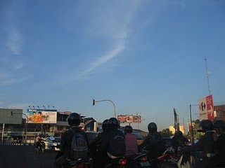 Awan lurus (pertanda gempa ???) di Yogyakarta. 